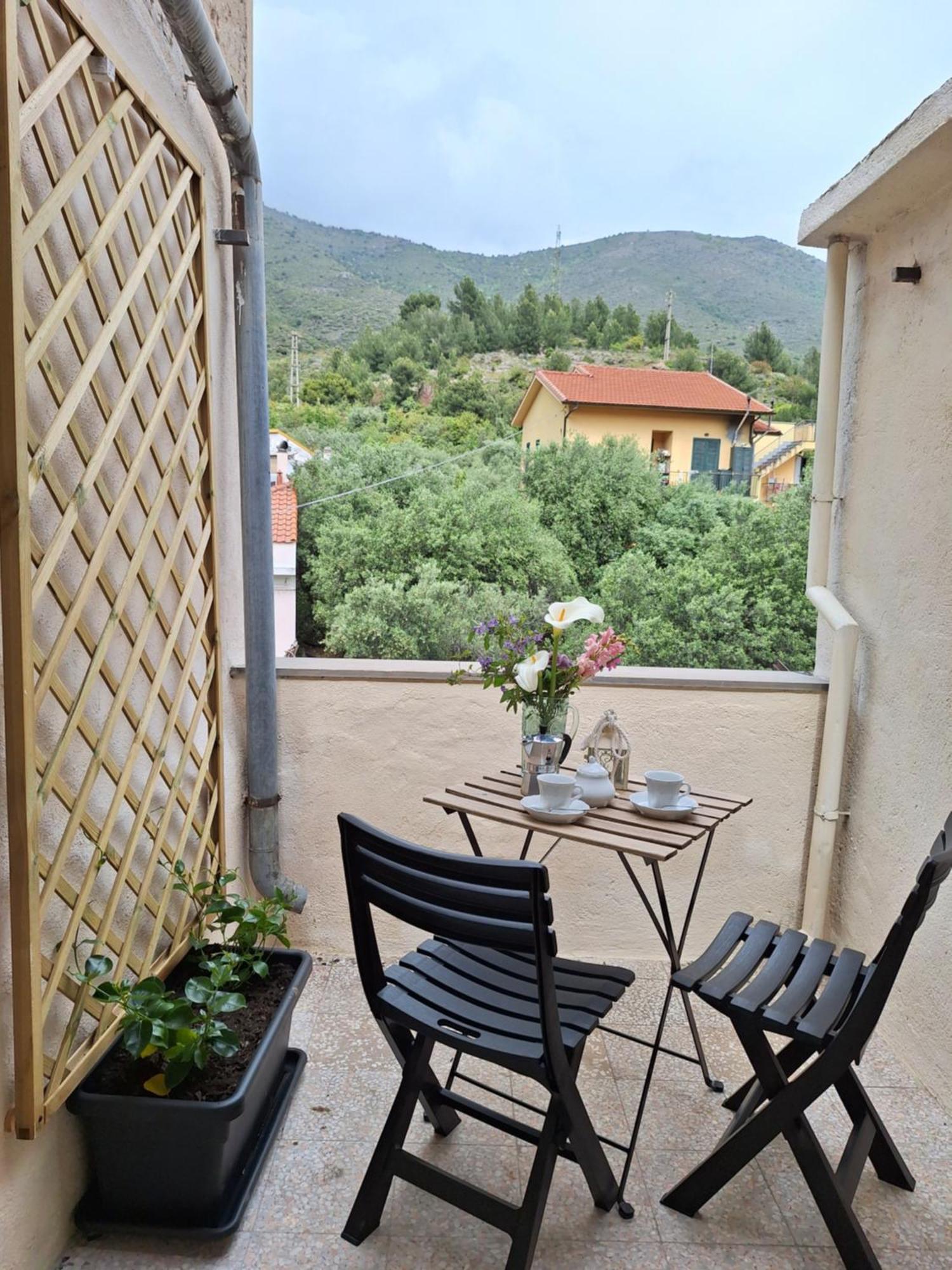 Ferienwohnung Casa Iris Cisano sul Neva Exterior foto